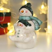 Сувенир керамика свет "Снеговик со снеговичком в зелёных колпаках" 4886386      